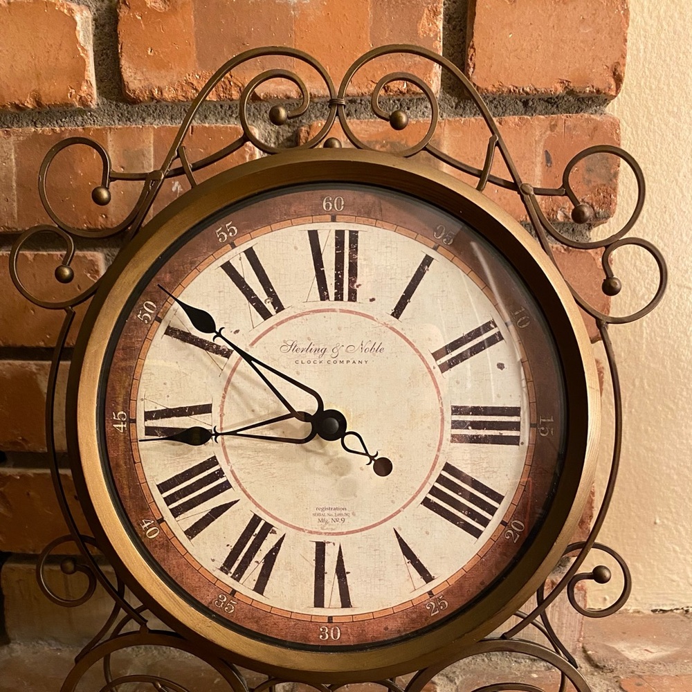 Large tabletop or wall clock